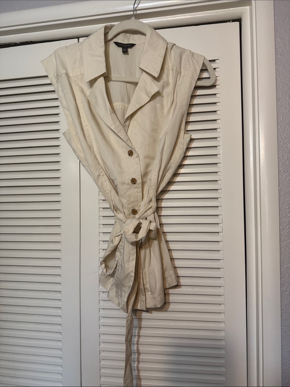 Banana Republic Cream Sleeveless Button-Down Tie-Waist Top